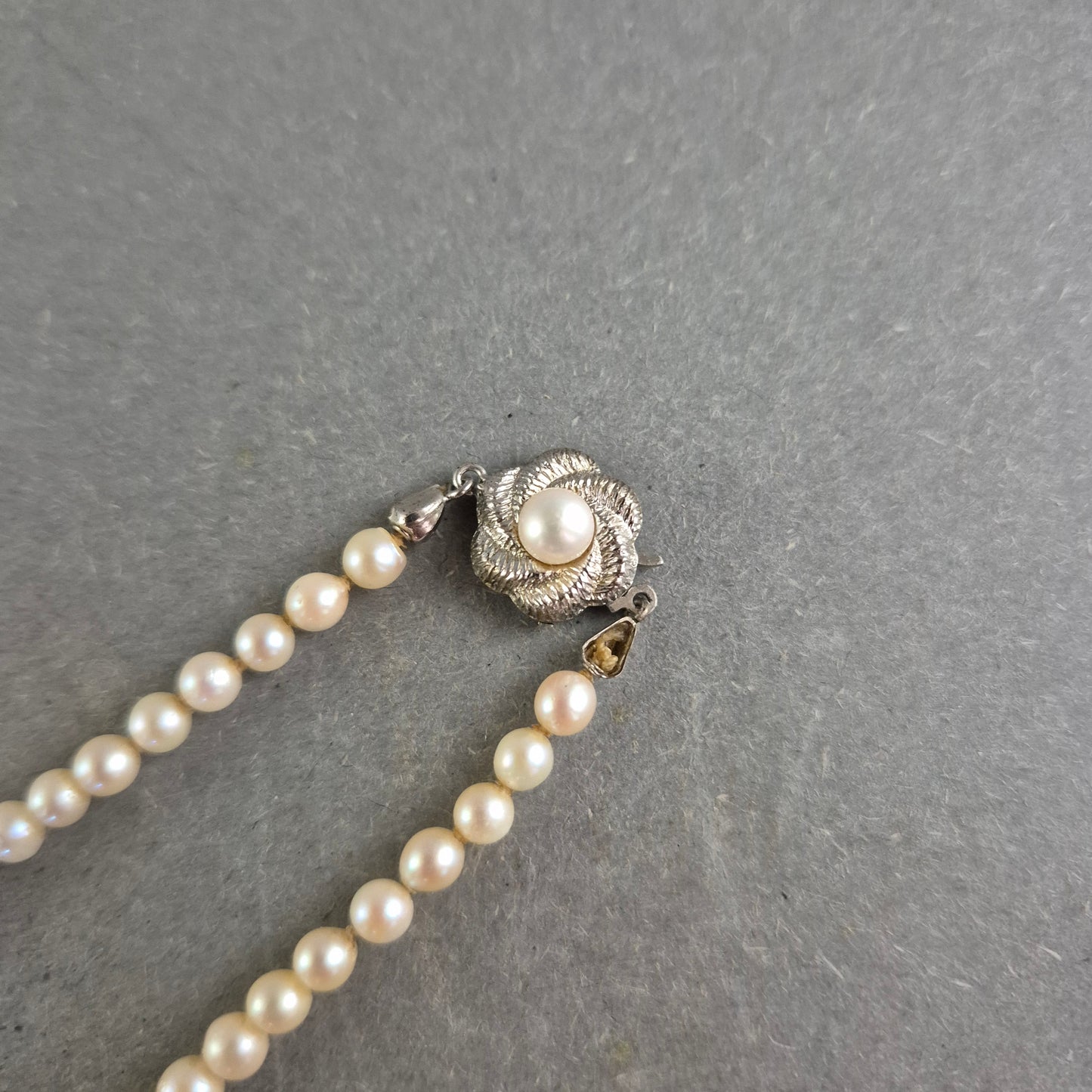 Elegante Perlenkette mit 835er Silberverschluss – Klassisch und zeitlos