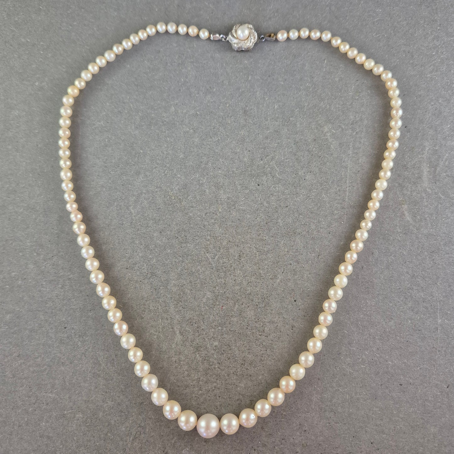 Elegante Perlenkette mit 835er Silberverschluss – Klassisch und zeitlos