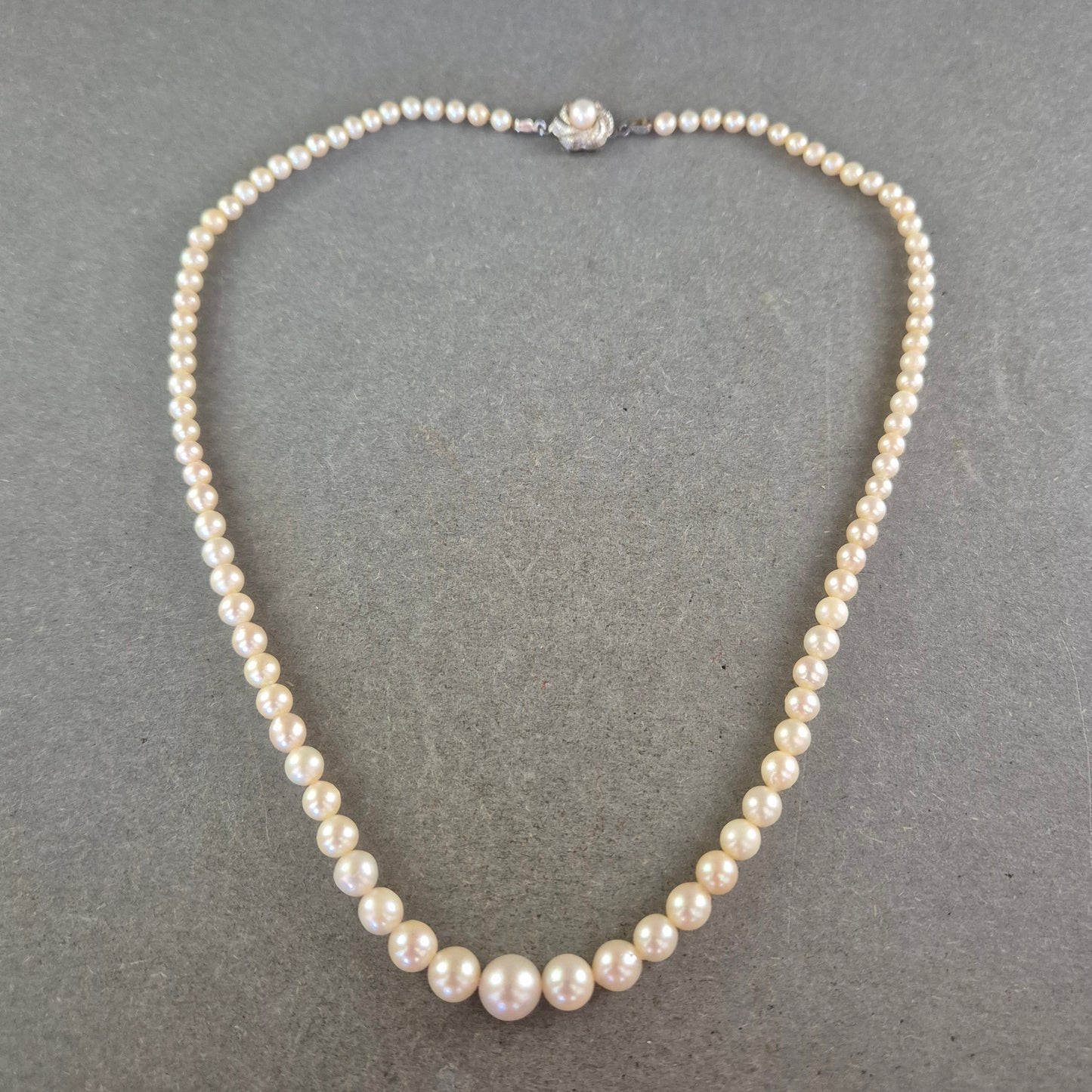 Elegante Perlenkette mit 835er Silberverschluss – Klassisch und zeitlos