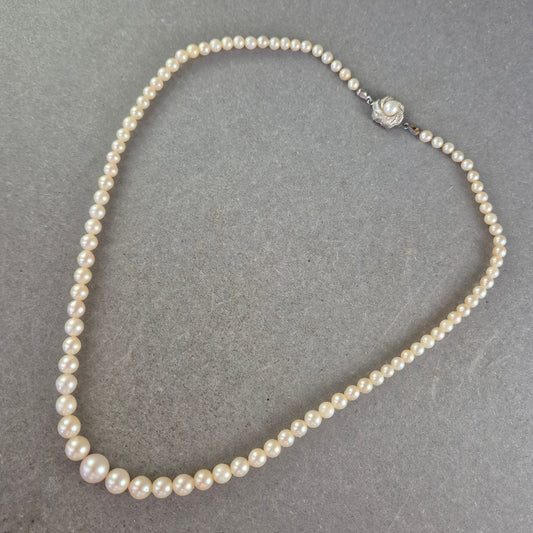 Elegante Perlenkette mit 835er Silberverschluss – Klassisch und zeitlos