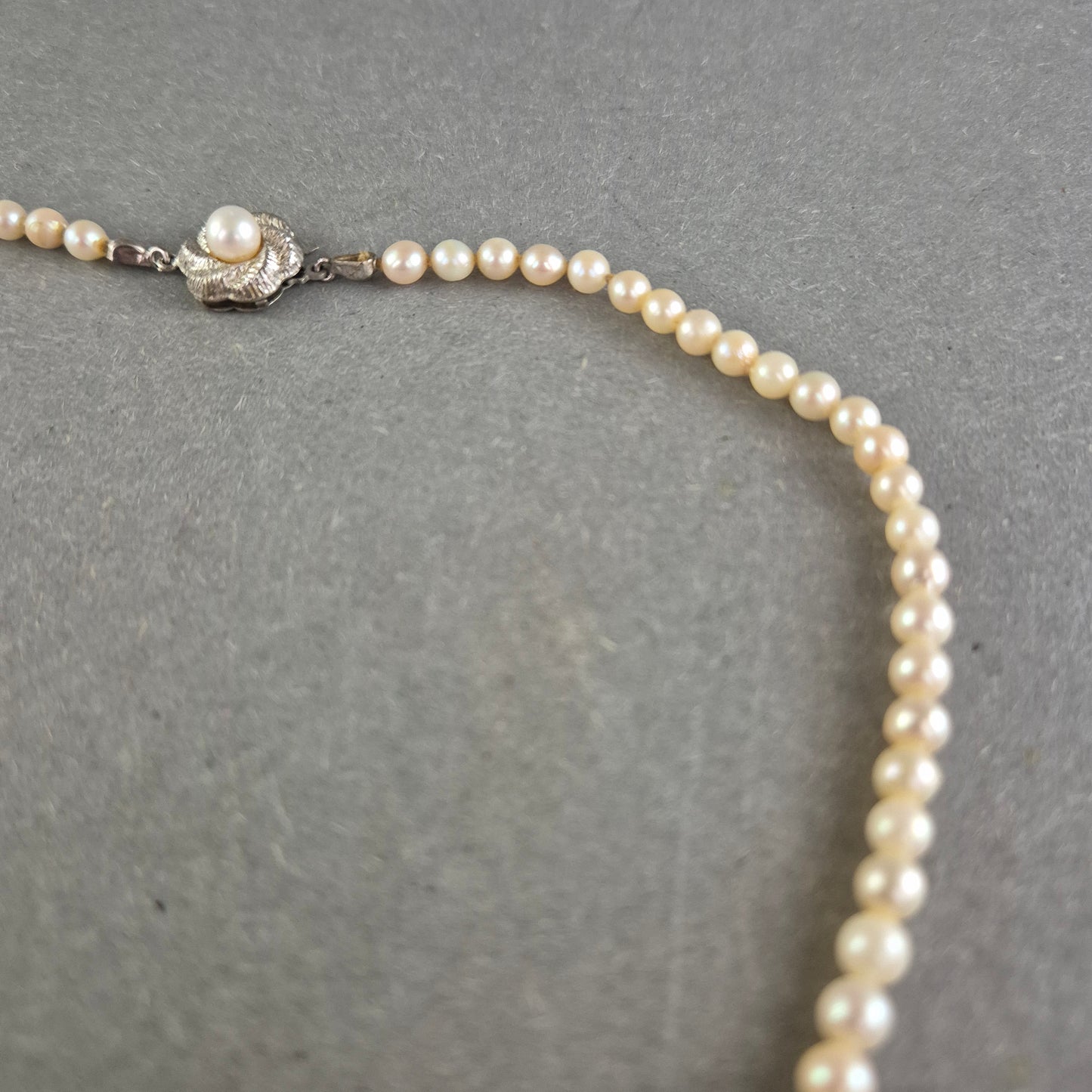 Elegante Perlenkette mit 835er Silberverschluss – Klassisch und zeitlos