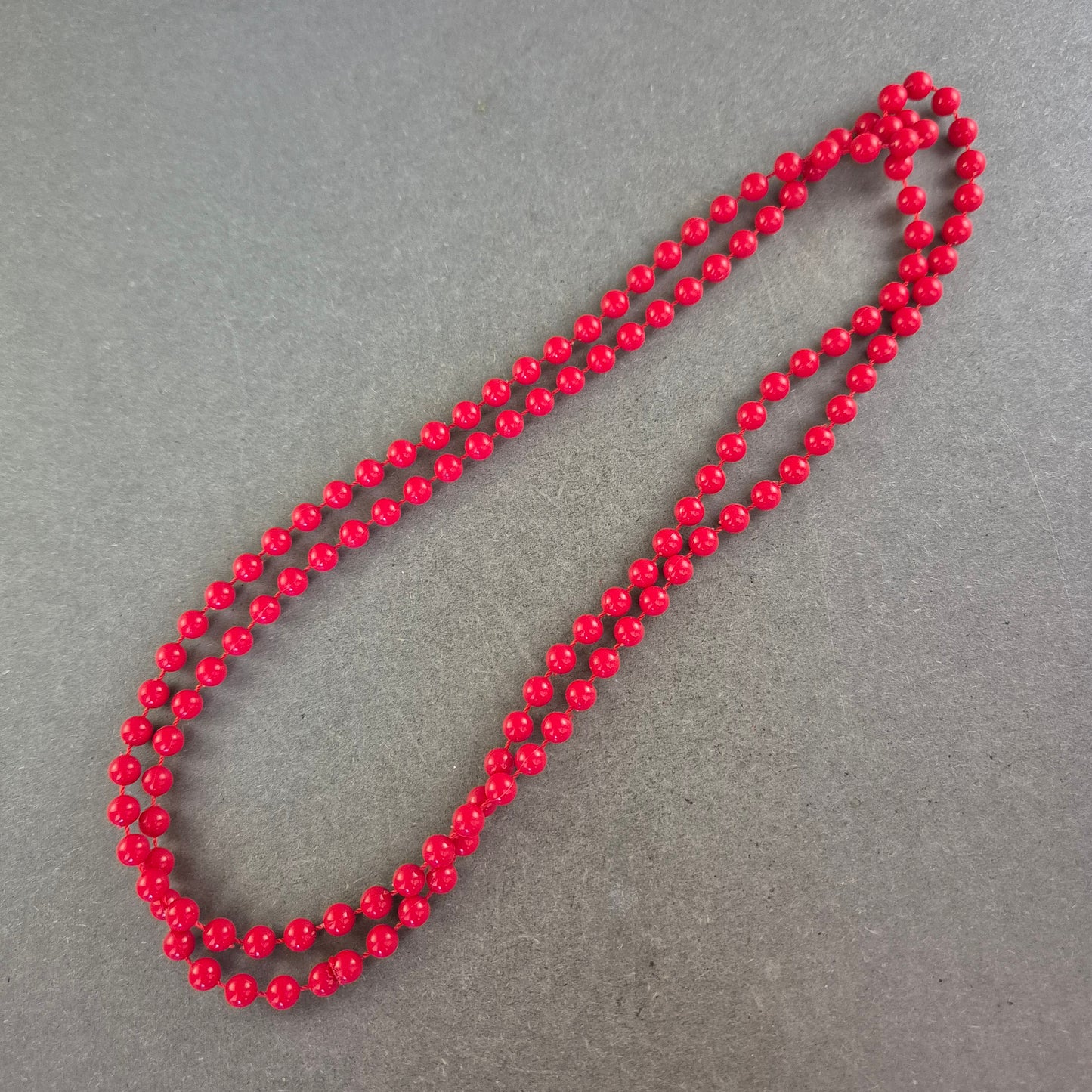 Doppelte Halskette mit roten Kunststoffperlen – Retro-Chic in Knallrot