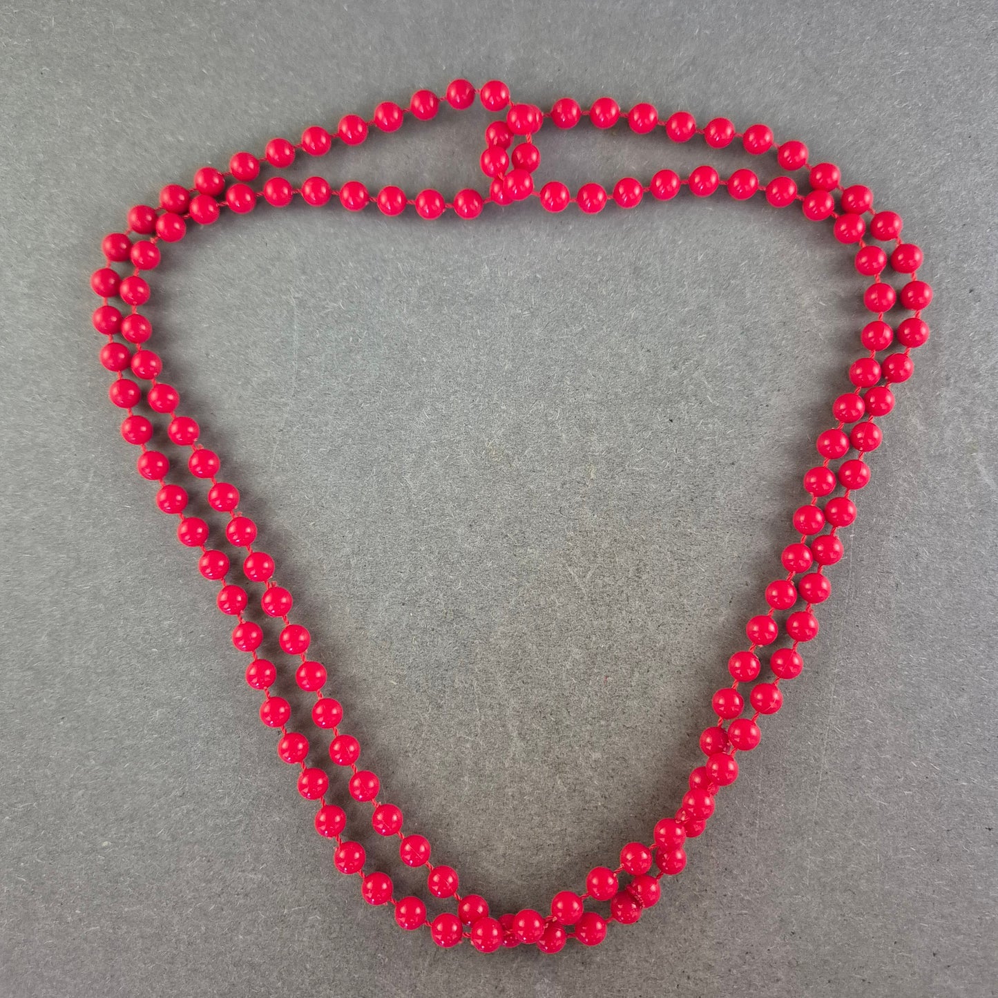 Doppelte Halskette mit roten Kunststoffperlen – Retro-Chic in Knallrot