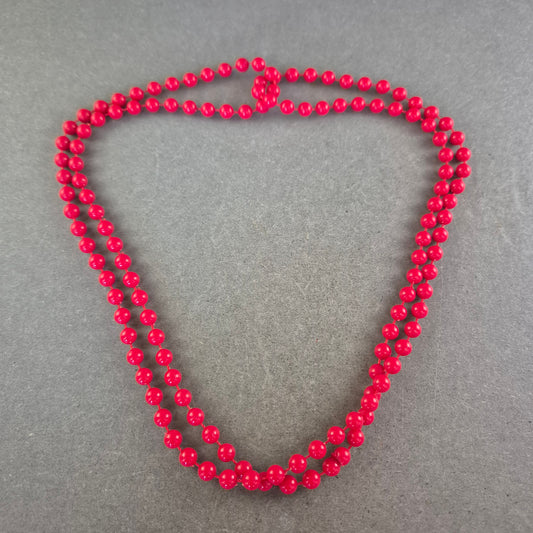 Doppelte Halskette mit roten Kunststoffperlen – Retro-Chic in Knallrot