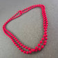 Doppelte Halskette mit roten Kunststoffperlen – Retro-Chic in Knallrot