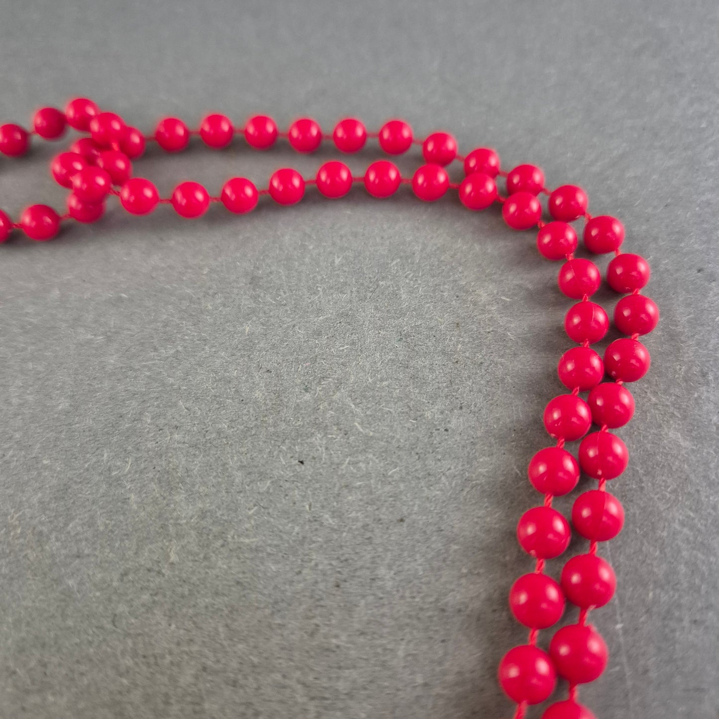 Doppelte Halskette mit roten Kunststoffperlen – Retro-Chic in Knallrot