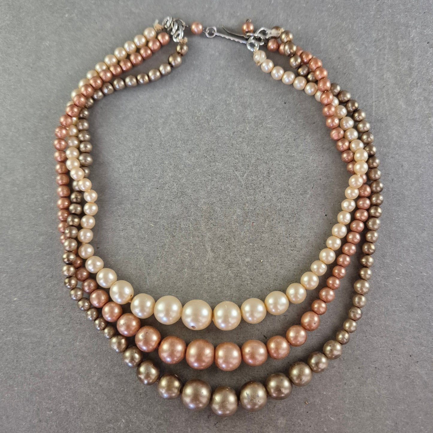 Mehrreihige Perlenkette in Bronze und Cremetönen Eleganter Farbverlauf