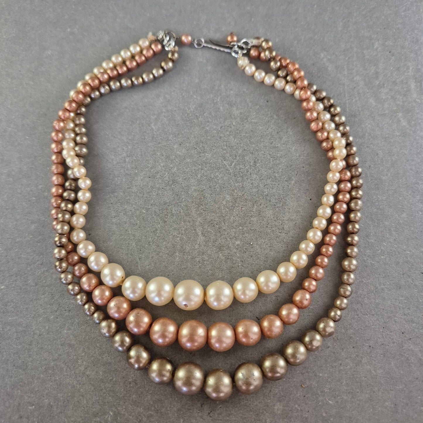 Mehrreihige Perlenkette in Bronze und Cremetönen Eleganter Farbverlauf