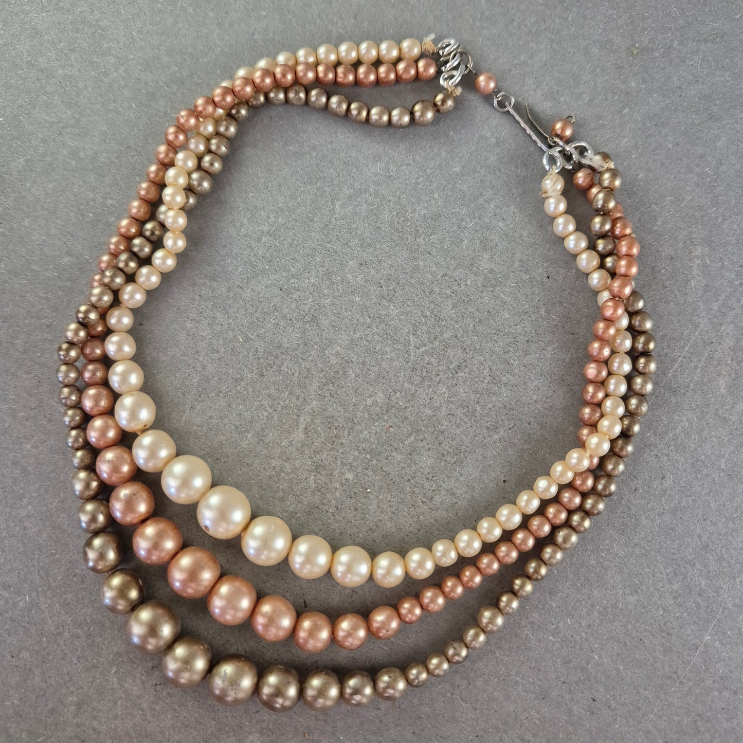 Mehrreihige Perlenkette in Bronze und Cremetönen Eleganter Farbverlauf