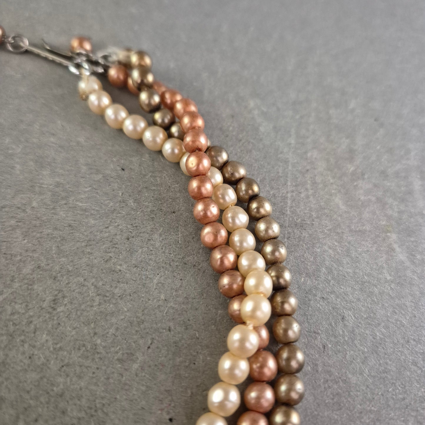 Mehrreihige Perlenkette in Bronze und Cremetönen Eleganter Farbverlauf