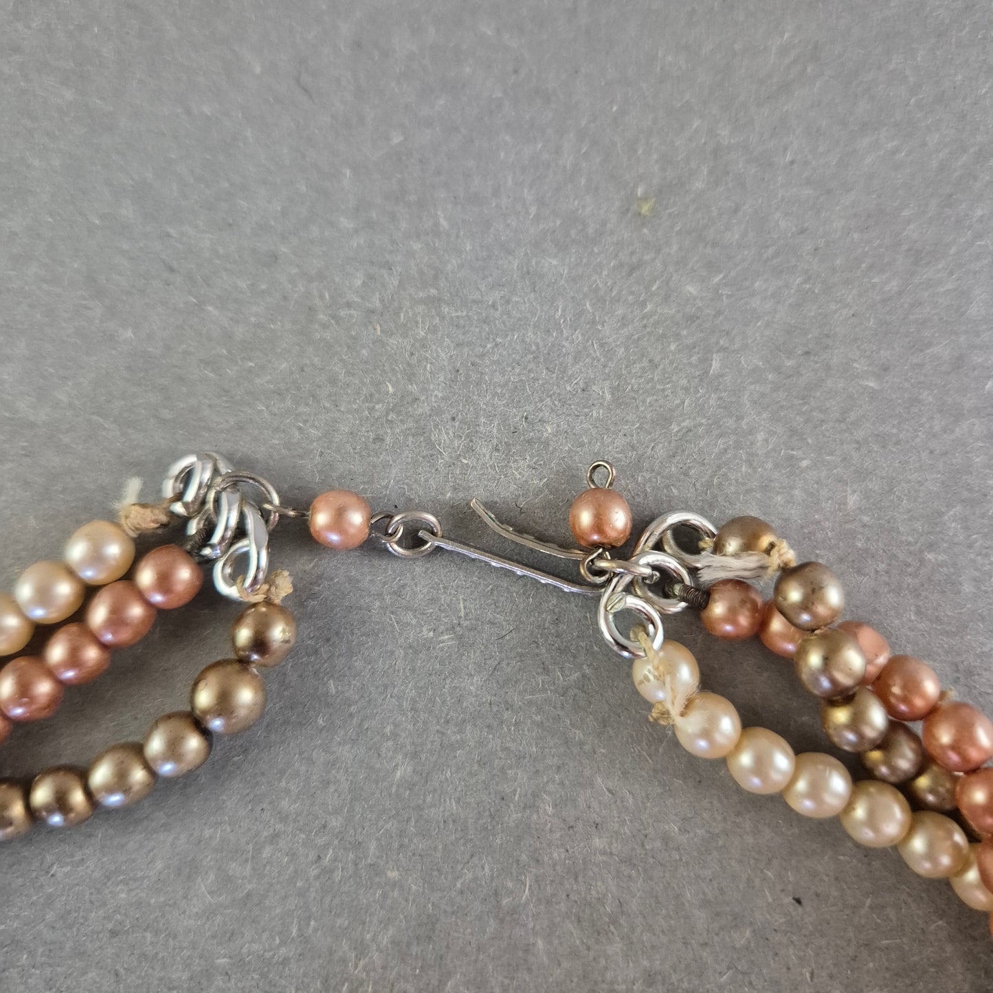 Mehrreihige Perlenkette in Bronze und Cremetönen Eleganter Farbverlauf