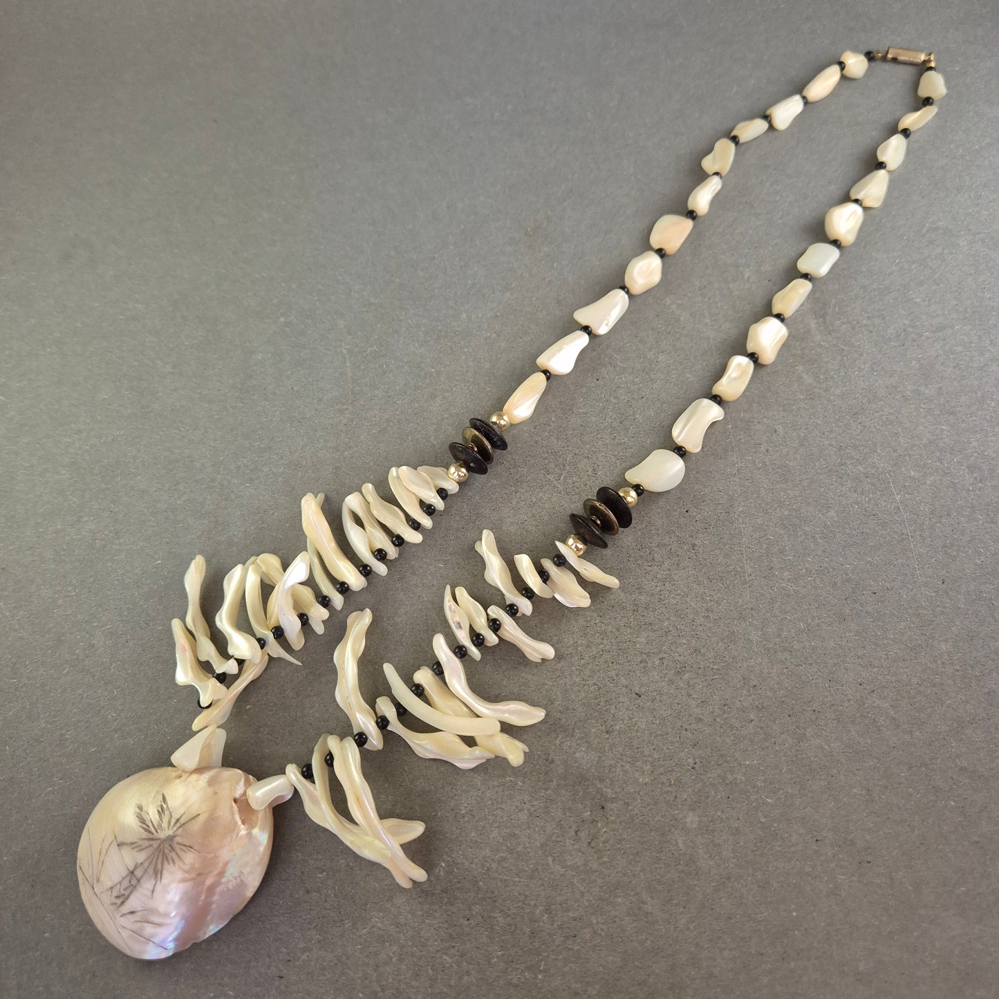 Naturschmuck Halskette mit Muschelanhänger – Maritimer Boho-Stil