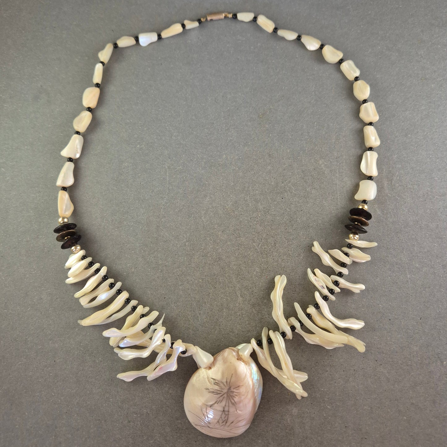 Naturschmuck Halskette mit Muschelanhänger – Maritimer Boho-Stil