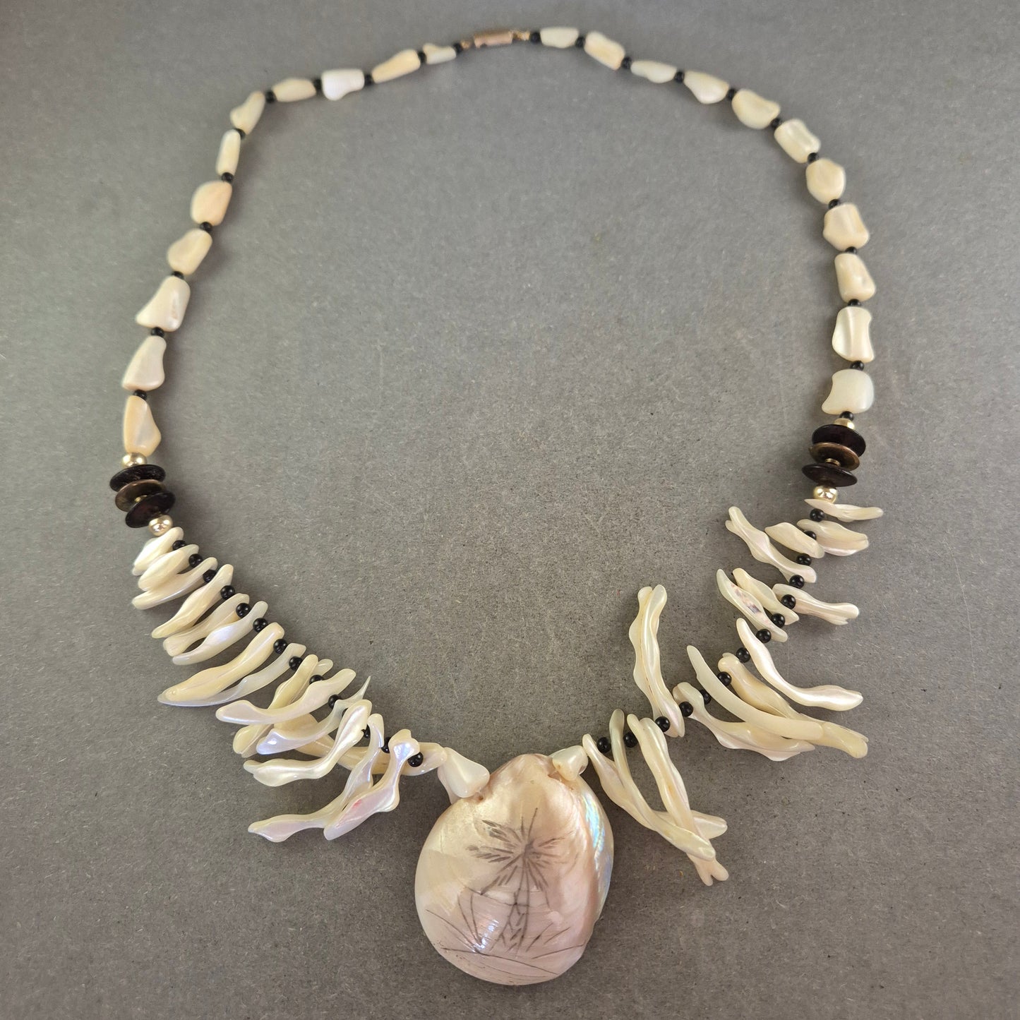 Naturschmuck Halskette mit Muschelanhänger – Maritimer Boho-Stil