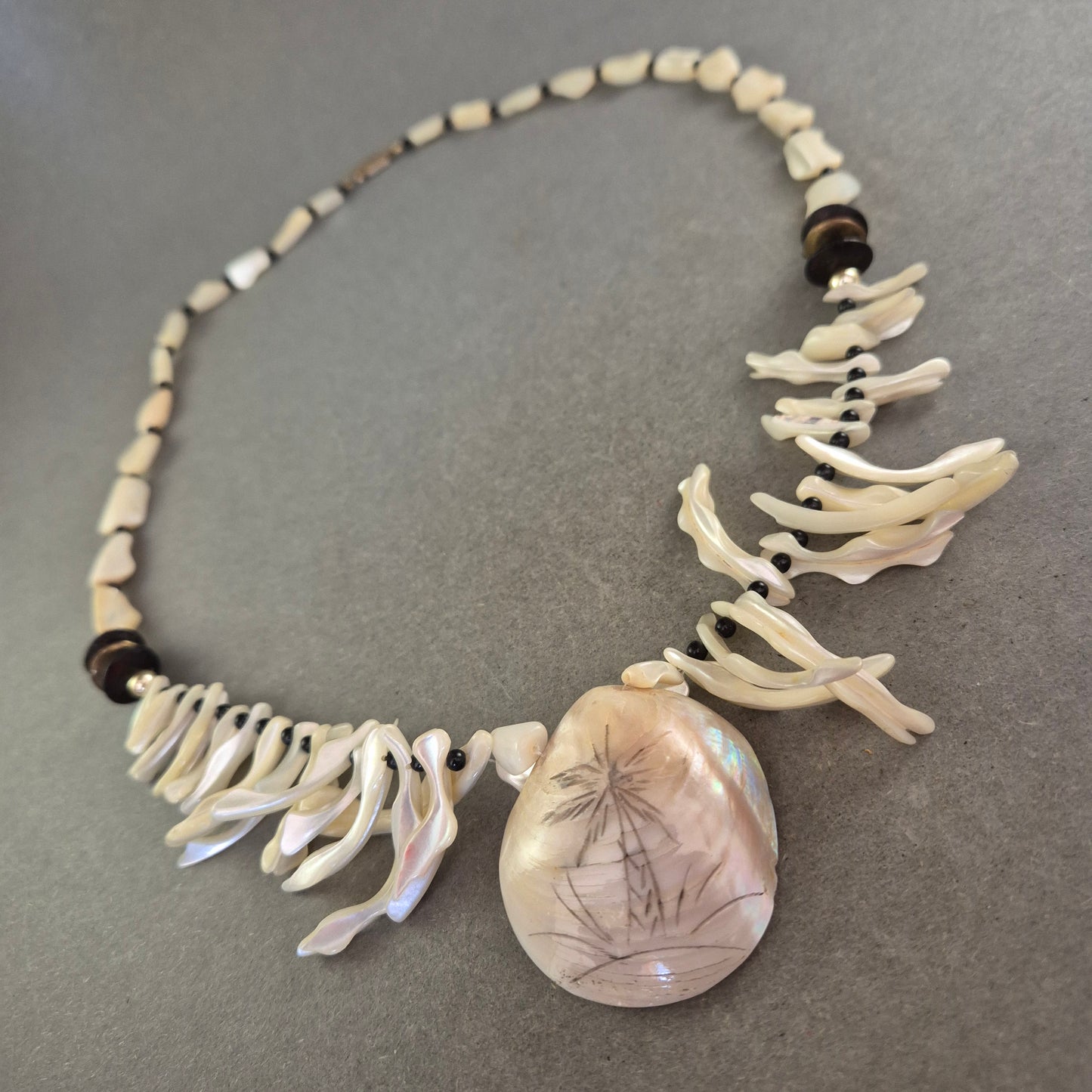 Naturschmuck Halskette mit Muschelanhänger – Maritimer Boho-Stil