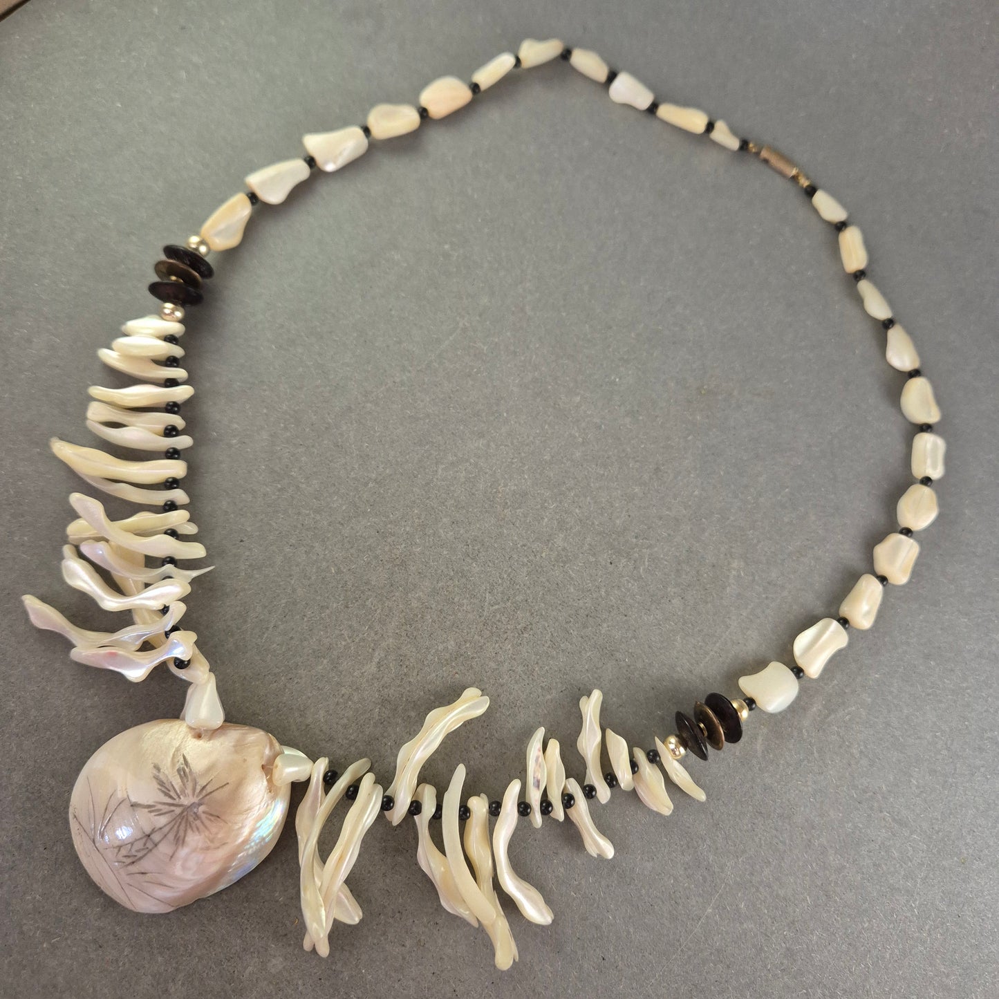 Naturschmuck Halskette mit Muschelanhänger – Maritimer Boho-Stil