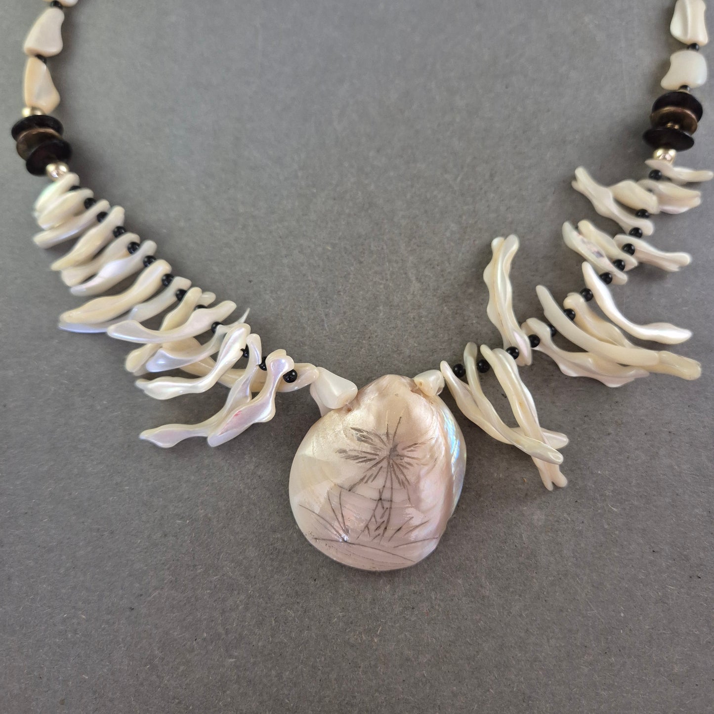 Naturschmuck Halskette mit Muschelanhänger – Maritimer Boho-Stil