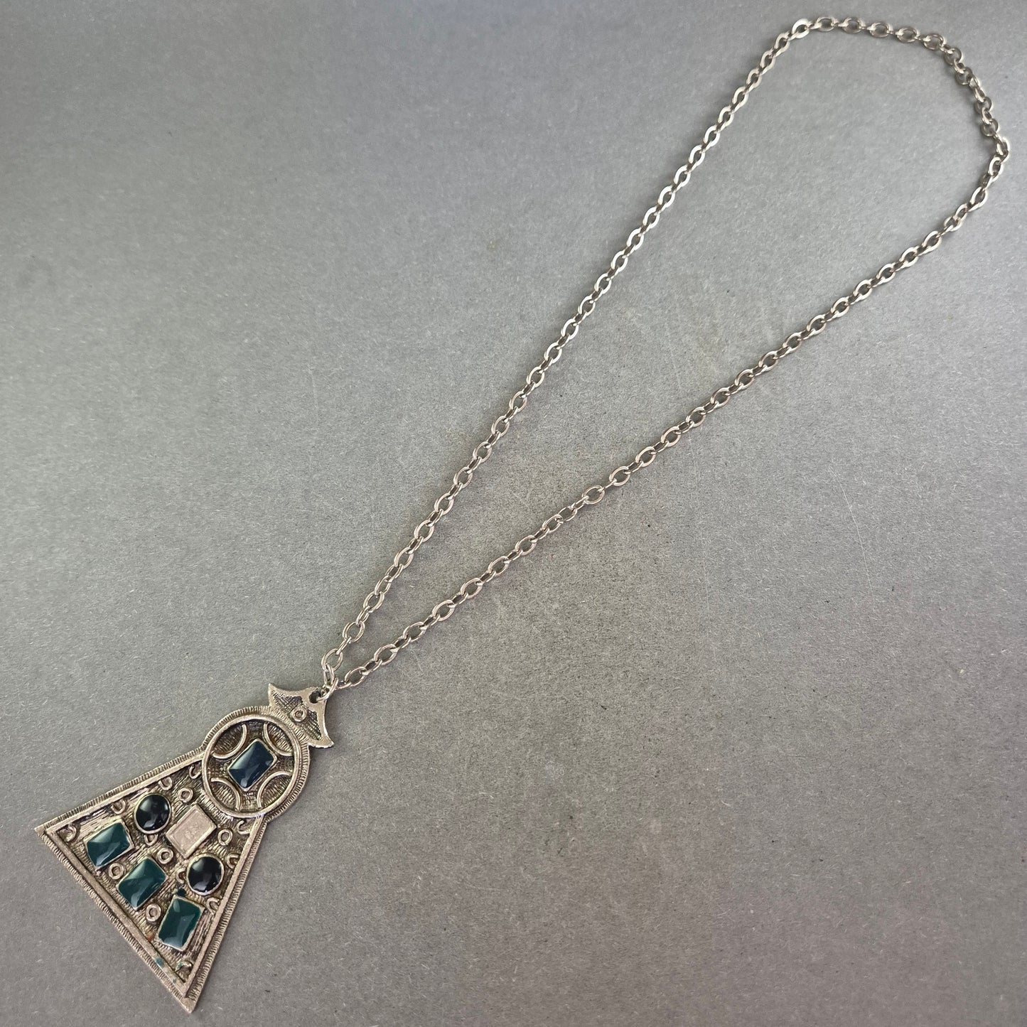 Ethno Halskette mit großem Anhänger – Silberoptik & blaue Akzente