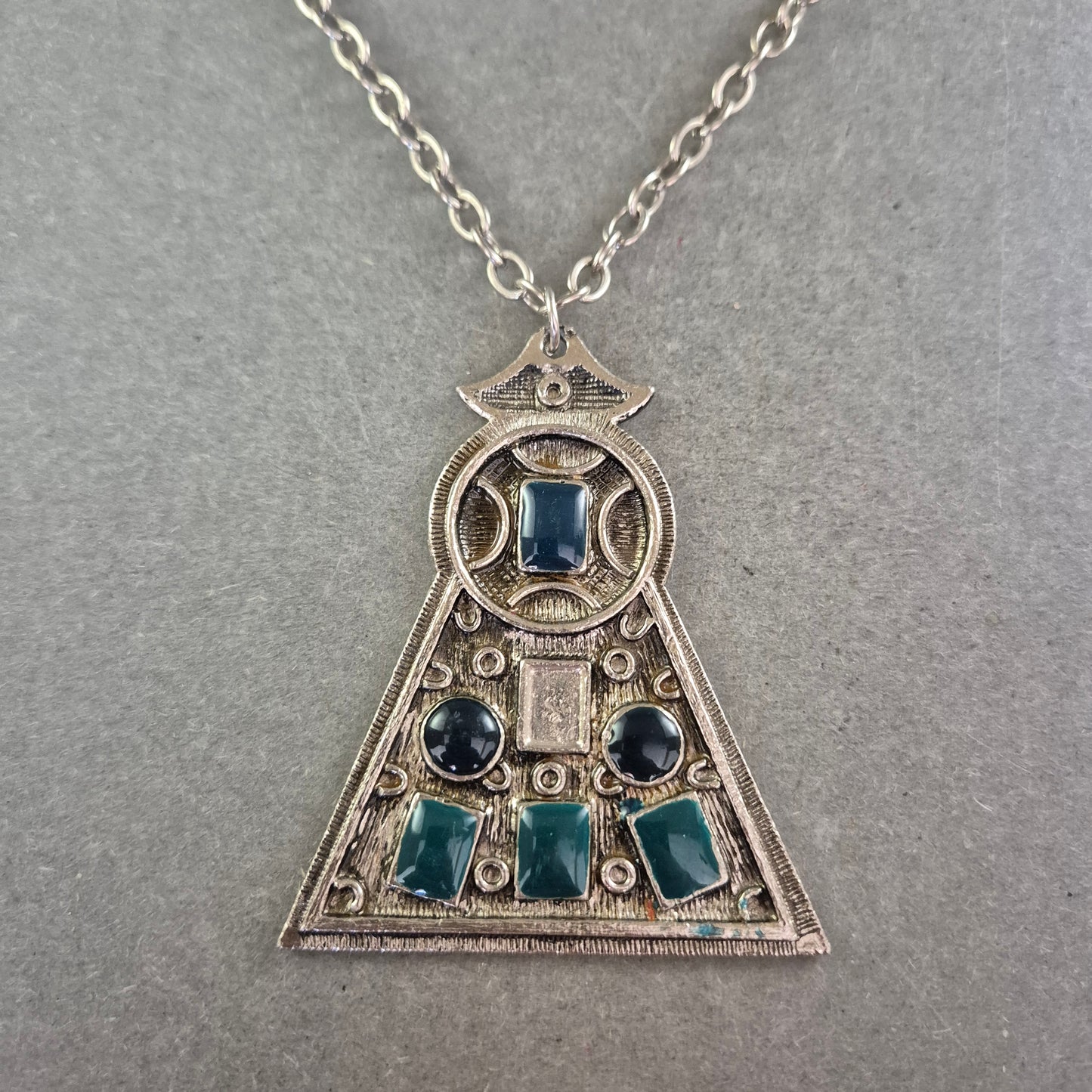 Ethno Halskette mit großem Anhänger – Silberoptik & blaue Akzente