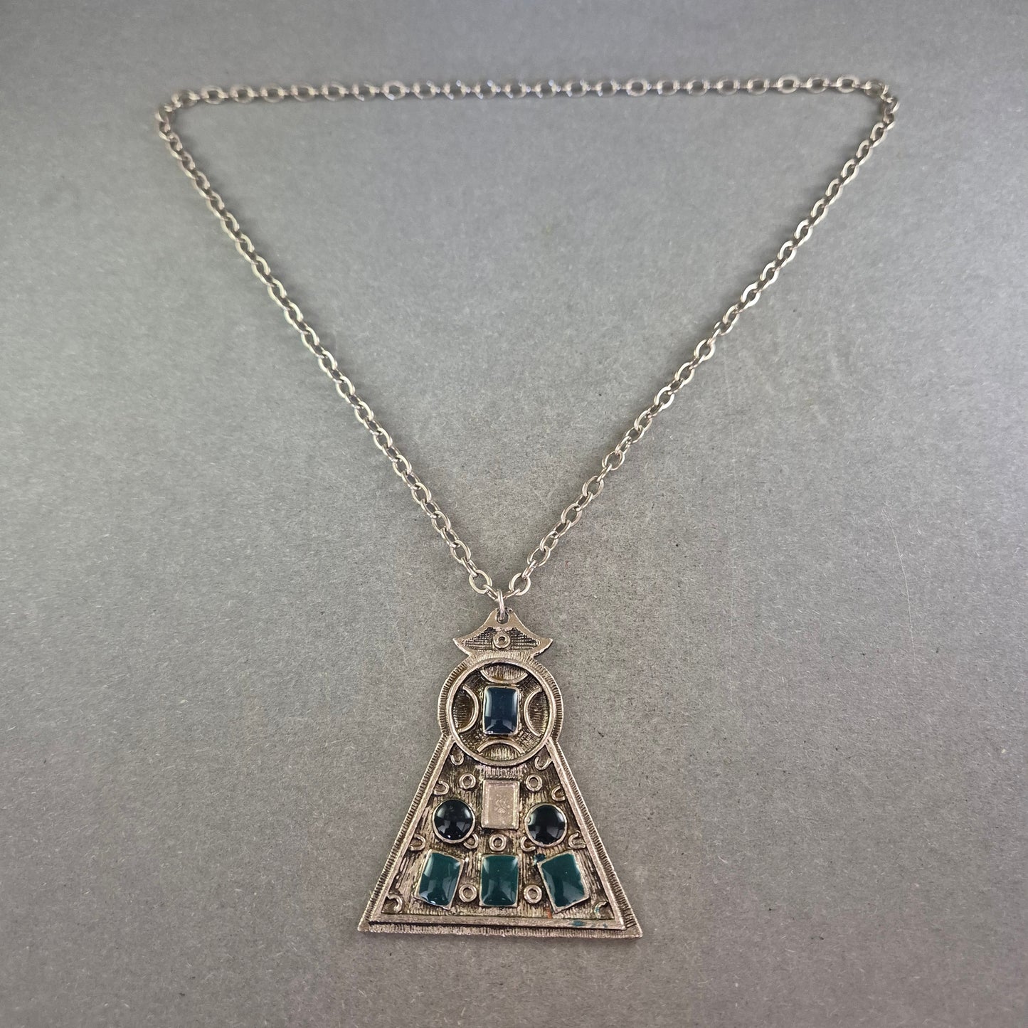 Ethno Halskette mit großem Anhänger – Silberoptik & blaue Akzente