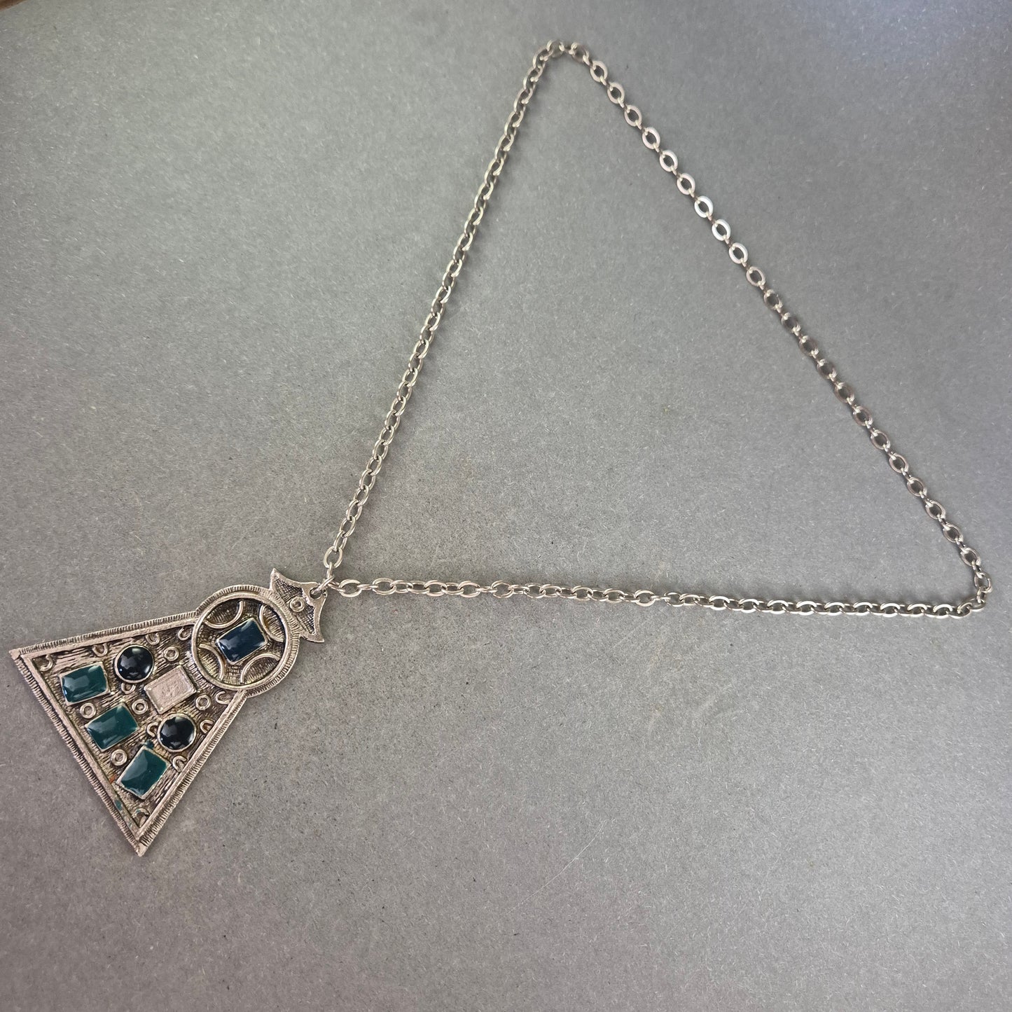 Ethno Halskette mit großem Anhänger – Silberoptik & blaue Akzente