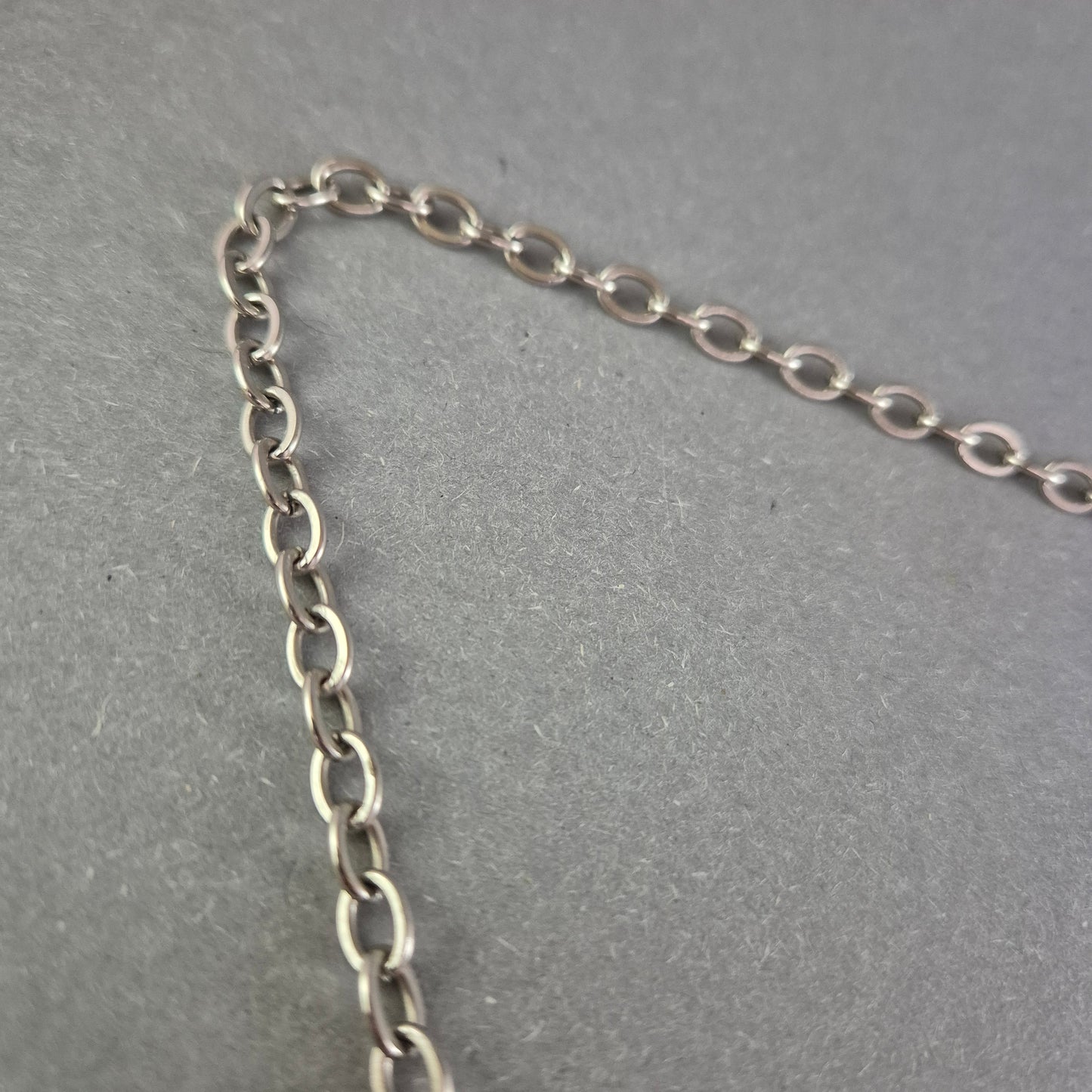 Ethno Halskette mit großem Anhänger – Silberoptik & blaue Akzente