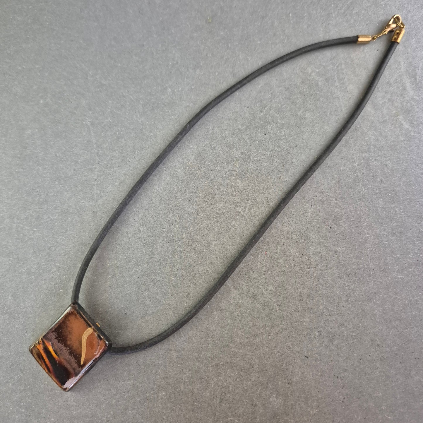 Lederband Halskette mit rechteckigem Anhänger – Modern & künstlerisch