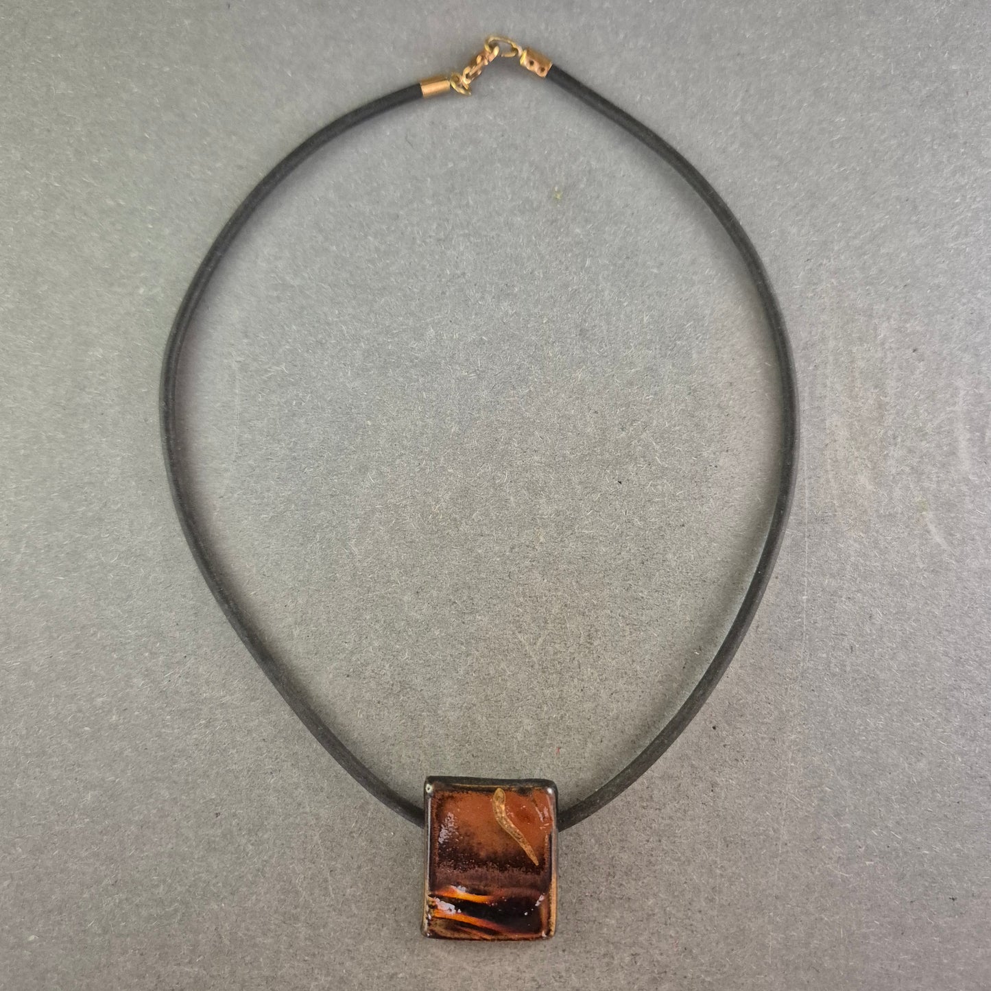 Lederband Halskette mit rechteckigem Anhänger – Modern & künstlerisch