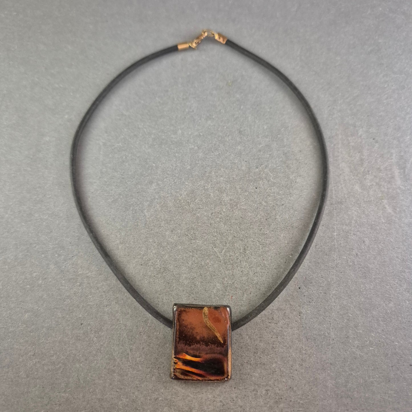 Lederband Halskette mit rechteckigem Anhänger – Modern & künstlerisch