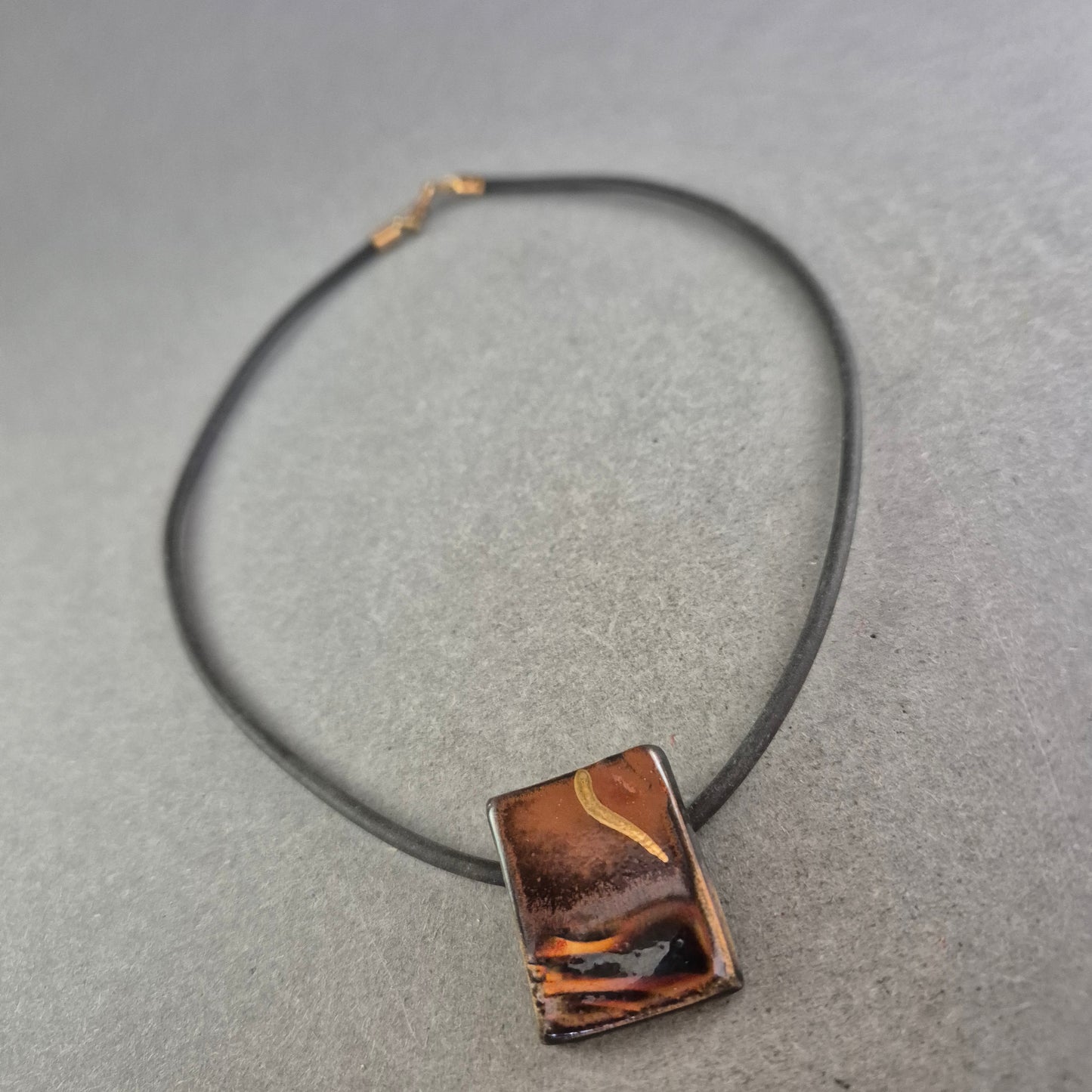 Lederband Halskette mit rechteckigem Anhänger – Modern & künstlerisch