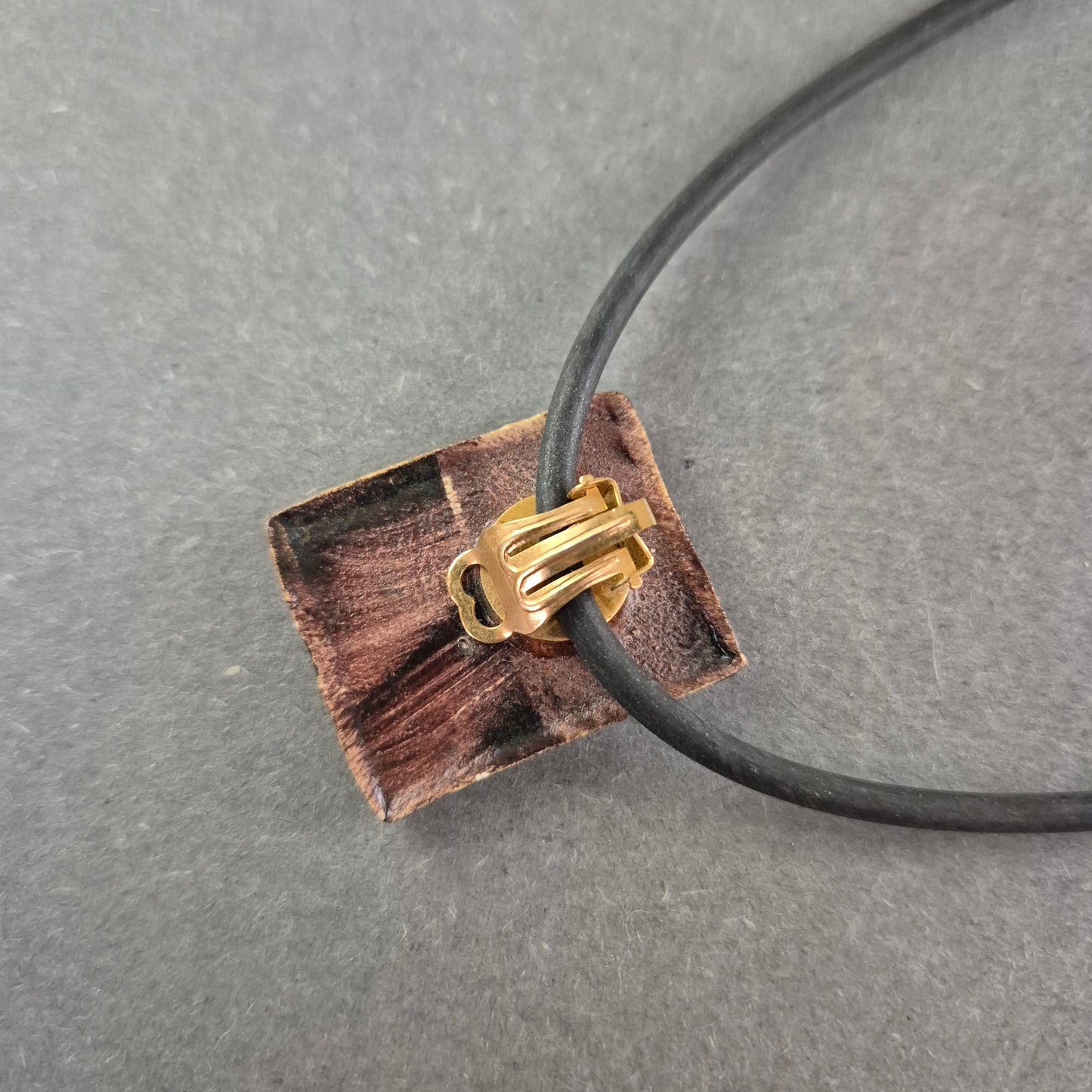 Lederband Halskette mit rechteckigem Anhänger – Modern & künstlerisch