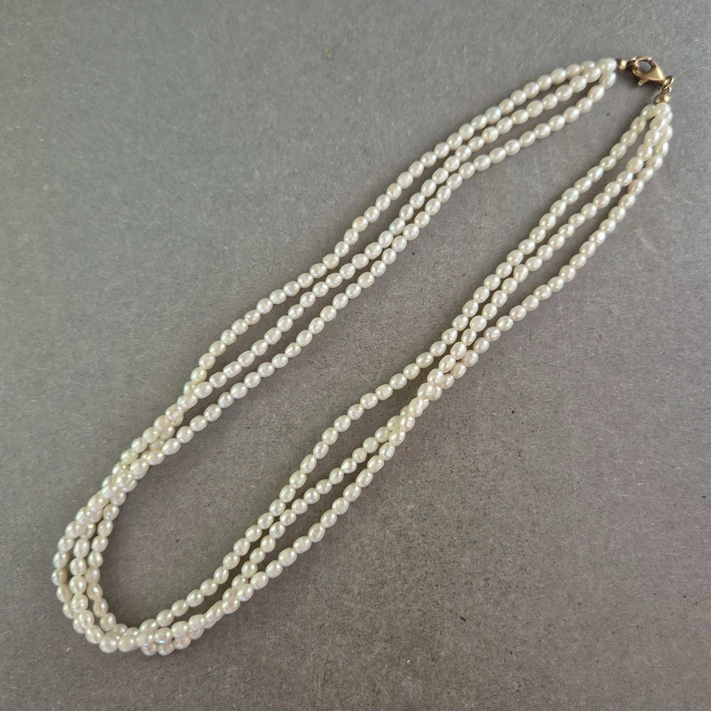 Dreireihige Perlenkette in Cremeweiß – Klassisch & feminin