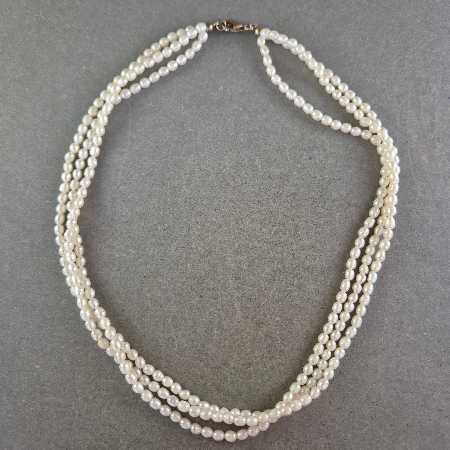 Dreireihige Perlenkette in Cremeweiß – Klassisch & feminin