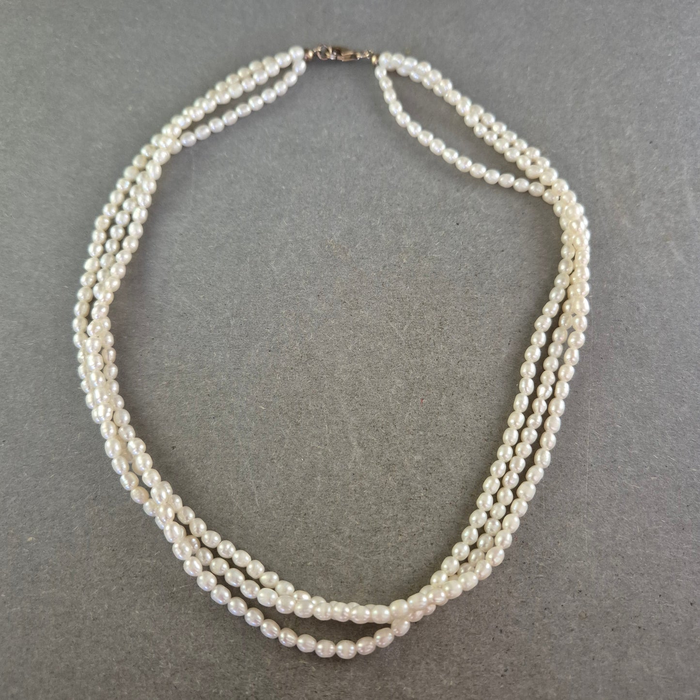 Dreireihige Perlenkette in Cremeweiß – Klassisch & feminin