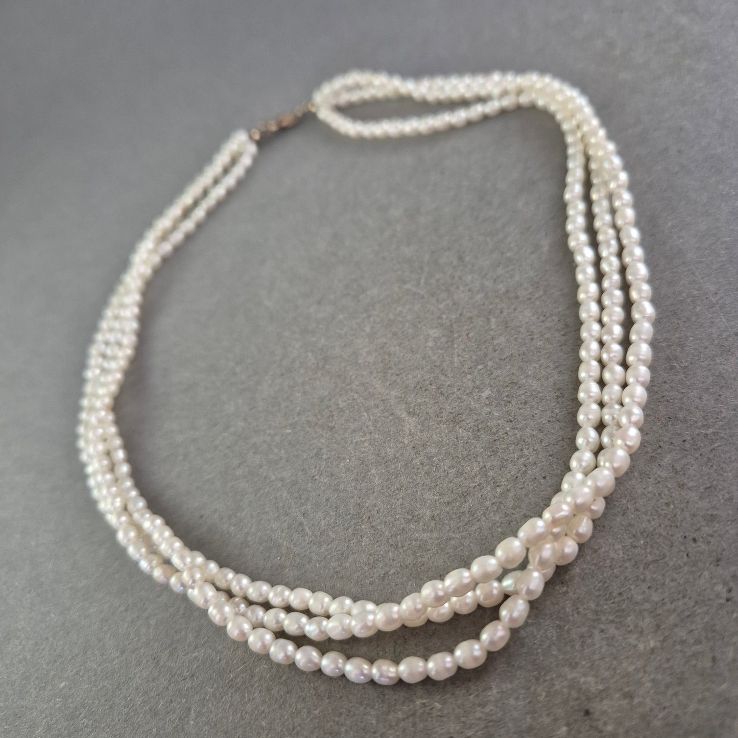 Dreireihige Perlenkette in Cremeweiß – Klassisch & feminin