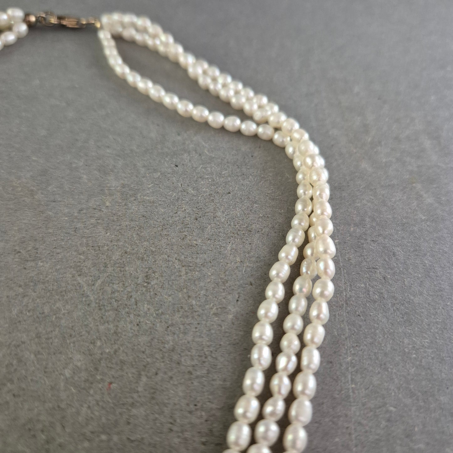 Dreireihige Perlenkette in Cremeweiß – Klassisch & feminin