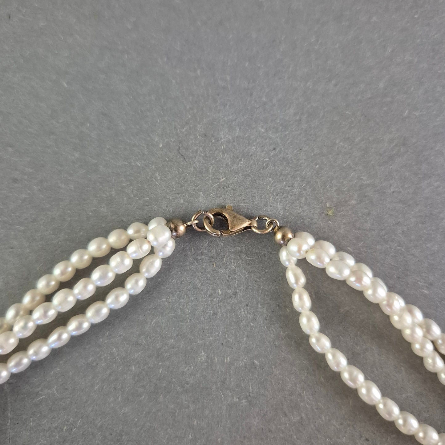 Dreireihige Perlenkette in Cremeweiß – Klassisch & feminin