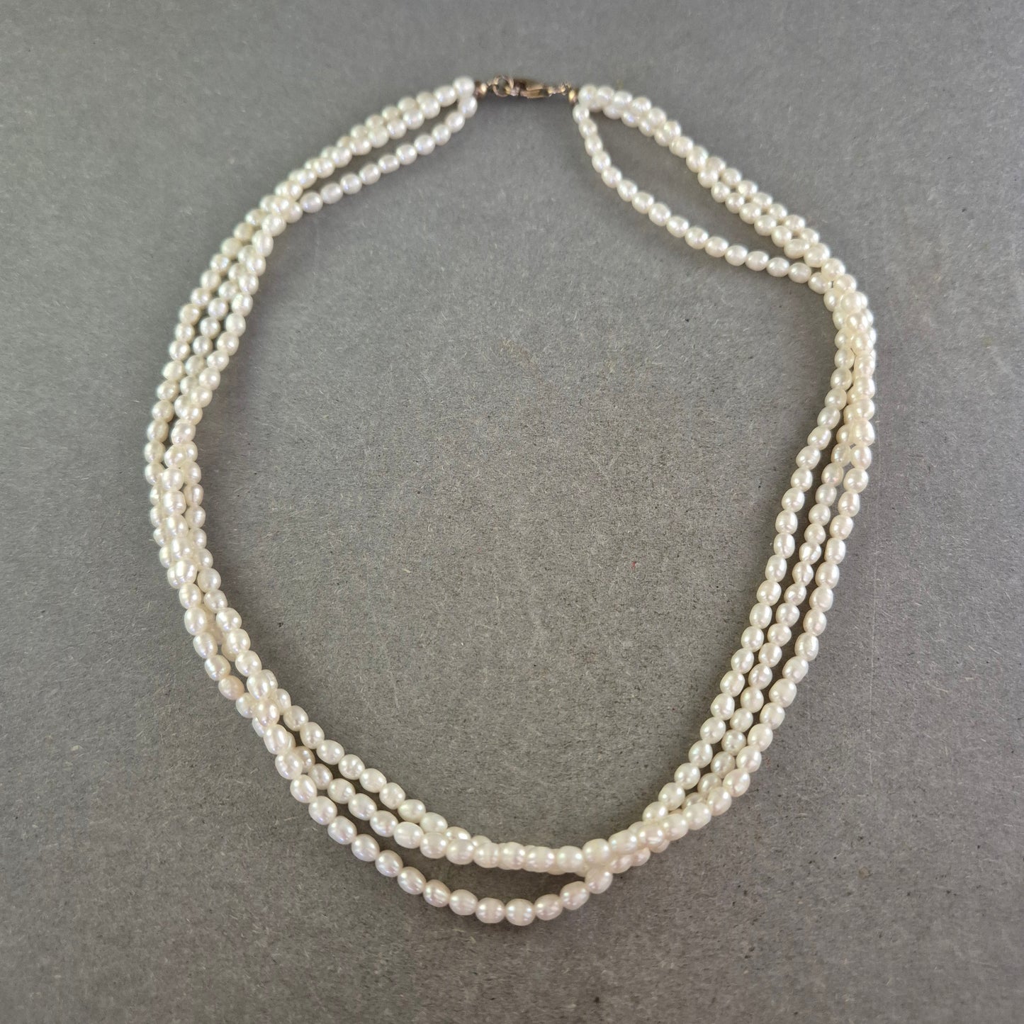 Dreireihige Perlenkette in Cremeweiß – Klassisch & feminin