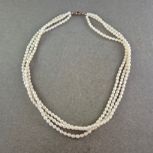 Dreireihige Perlenkette in Cremeweiß – Klassisch & feminin