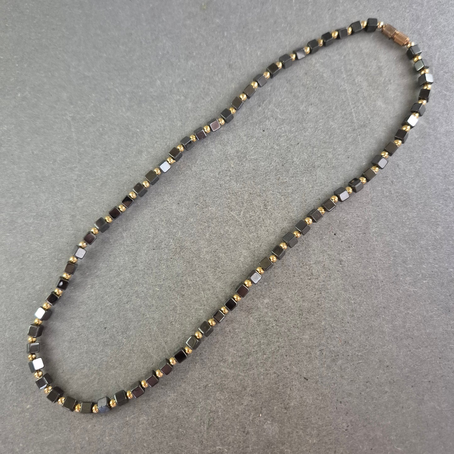 Halskette mit eckigen Hämatit-Perlen – Schlicht und modern in Anthrazit