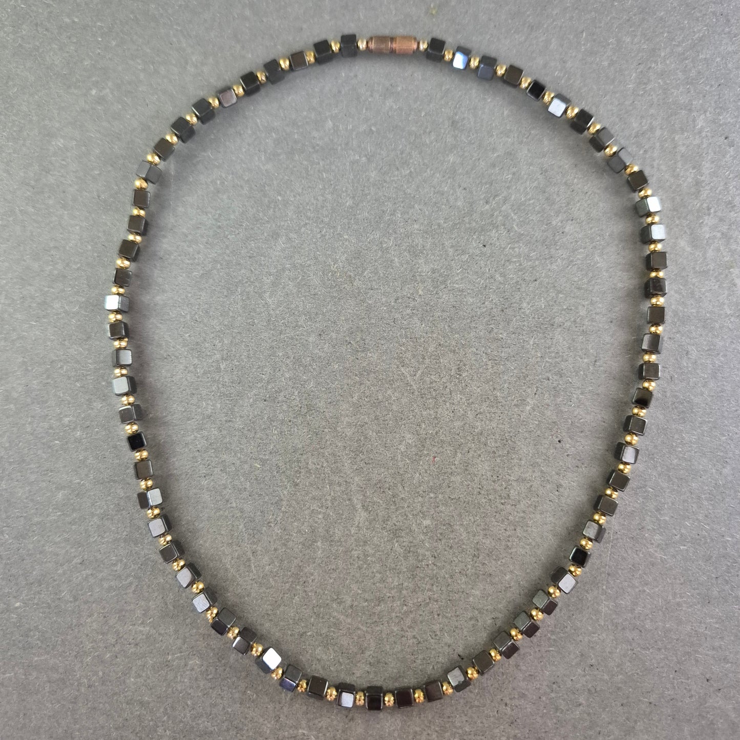 Halskette mit eckigen Hämatit-Perlen – Schlicht und modern in Anthrazit