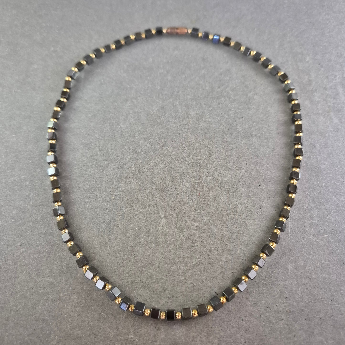 Halskette mit eckigen Hämatit-Perlen – Schlicht und modern in Anthrazit
