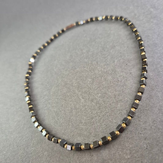 Halskette mit eckigen Hämatit-Perlen – Schlicht und modern in Anthrazit
