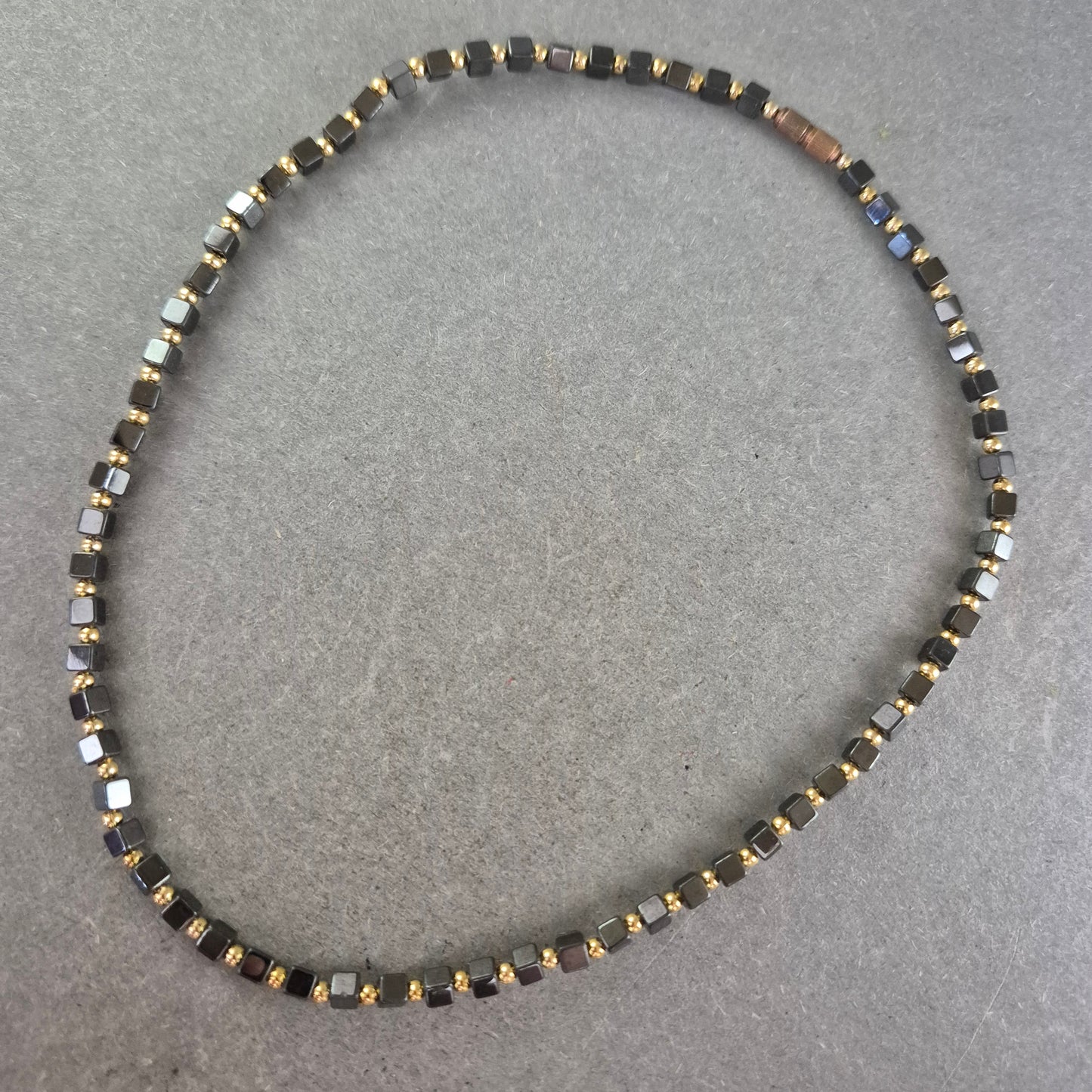 Halskette mit eckigen Hämatit-Perlen – Schlicht und modern in Anthrazit