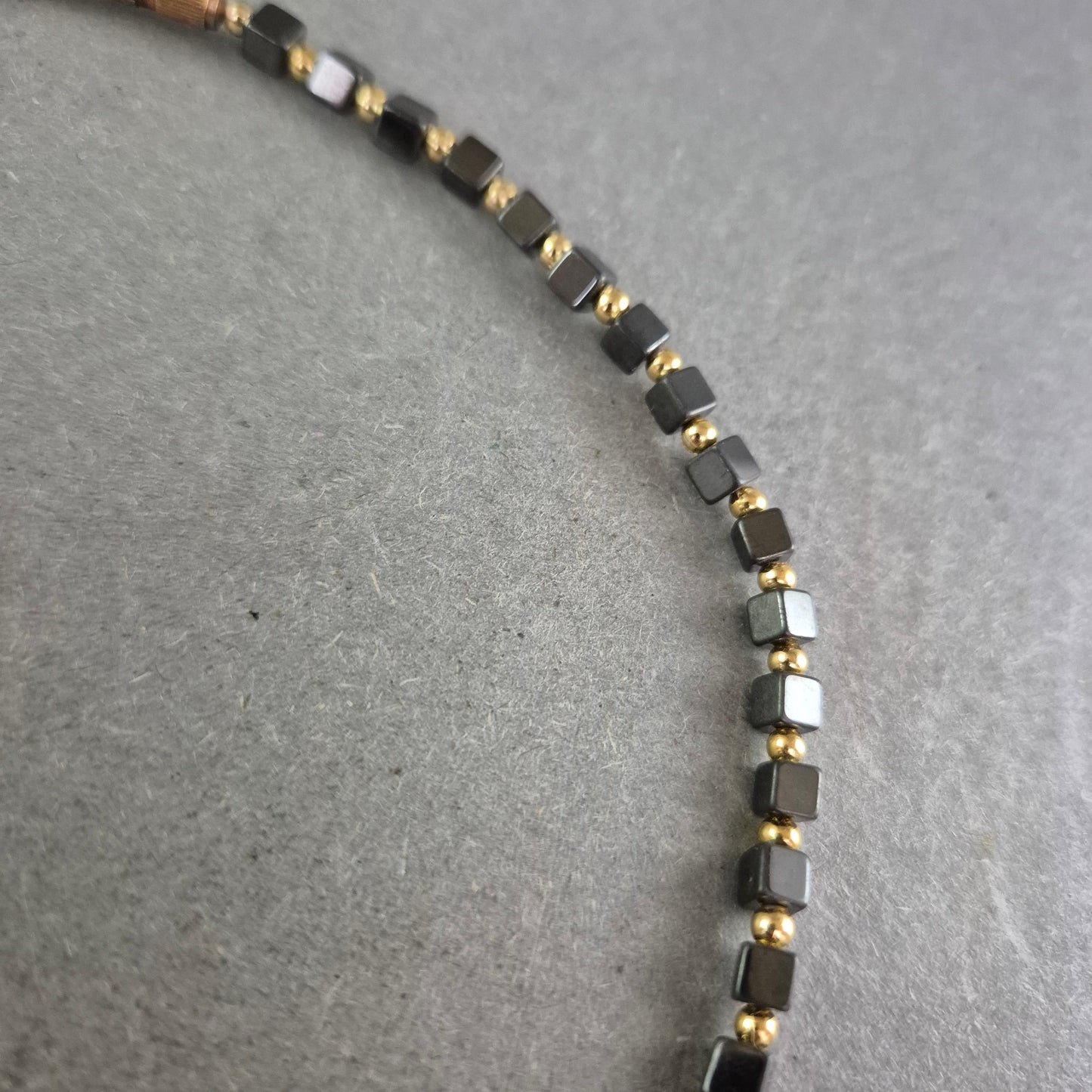 Halskette mit eckigen Hämatit-Perlen – Schlicht und modern in Anthrazit