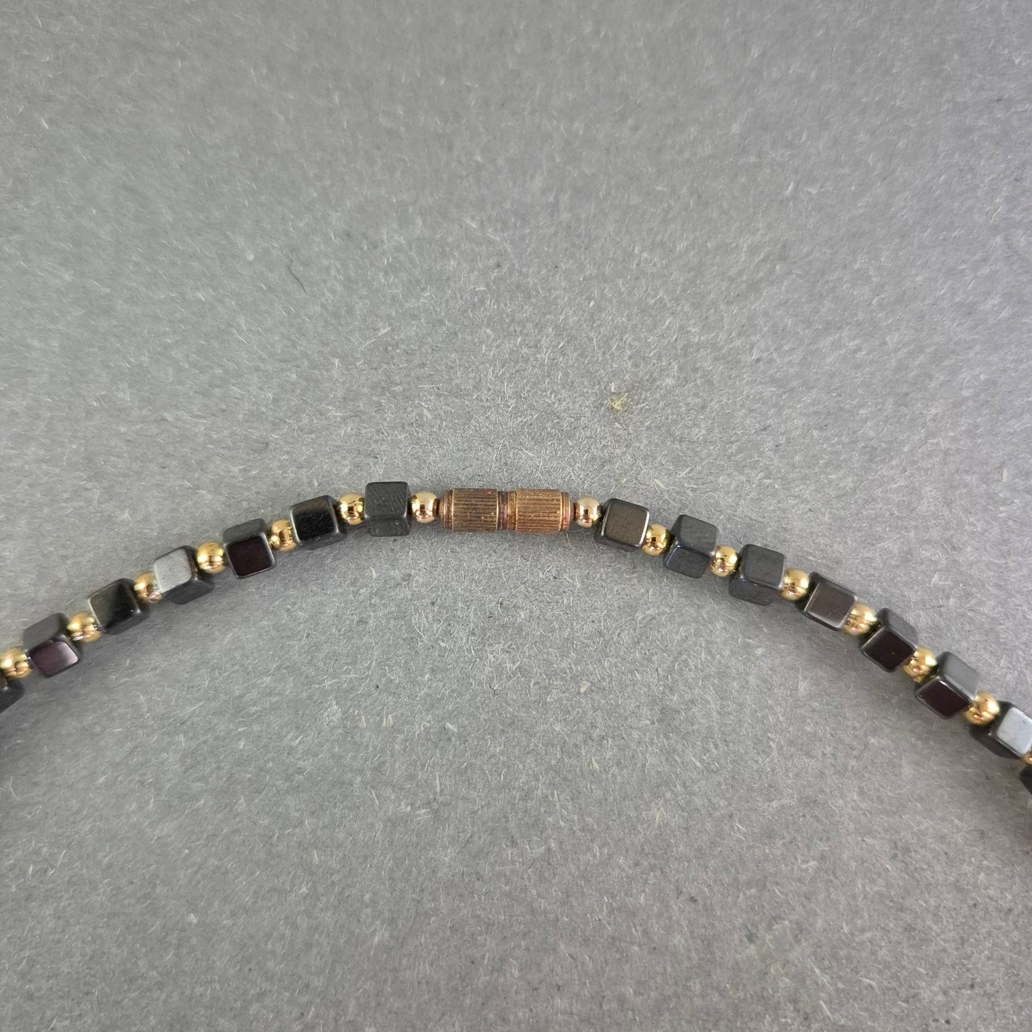 Halskette mit eckigen Hämatit-Perlen – Schlicht und modern in Anthrazit