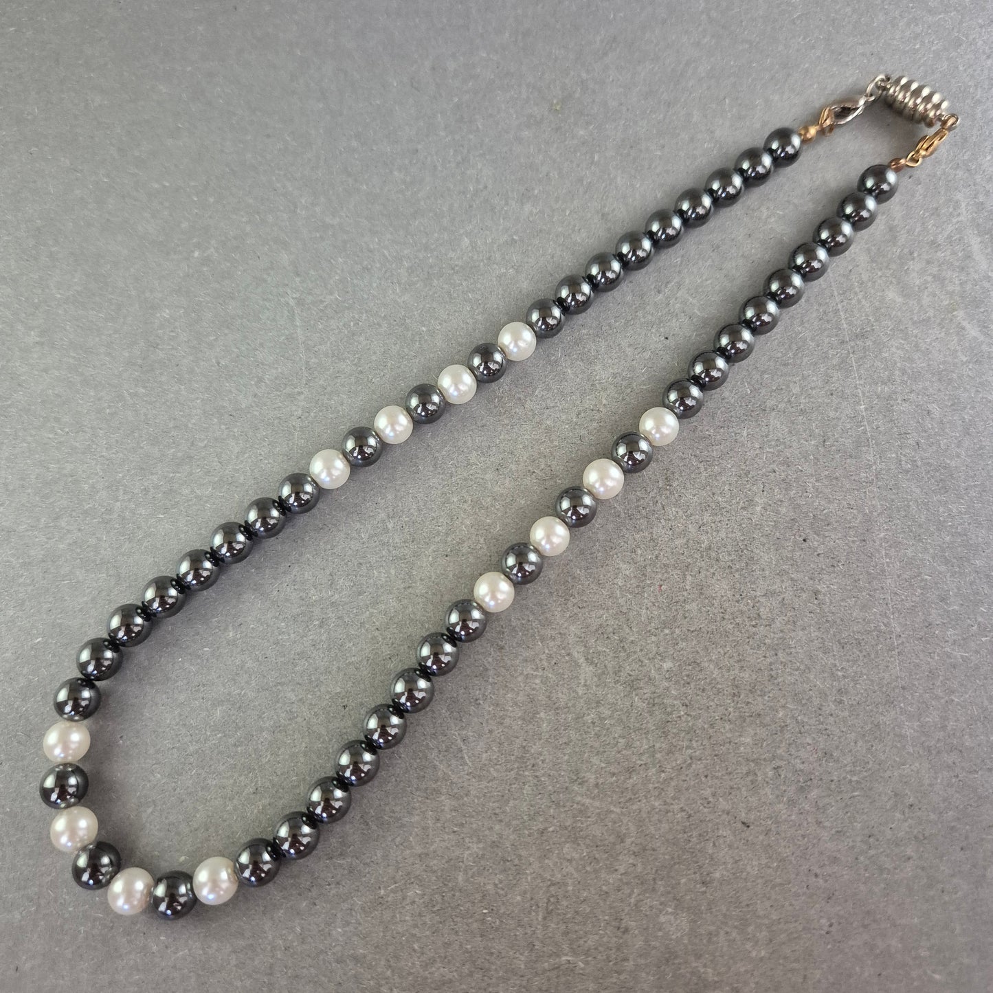 Perlenkette in Schwarz-Weiß Optik – Klassisch mit modernem Kontrast