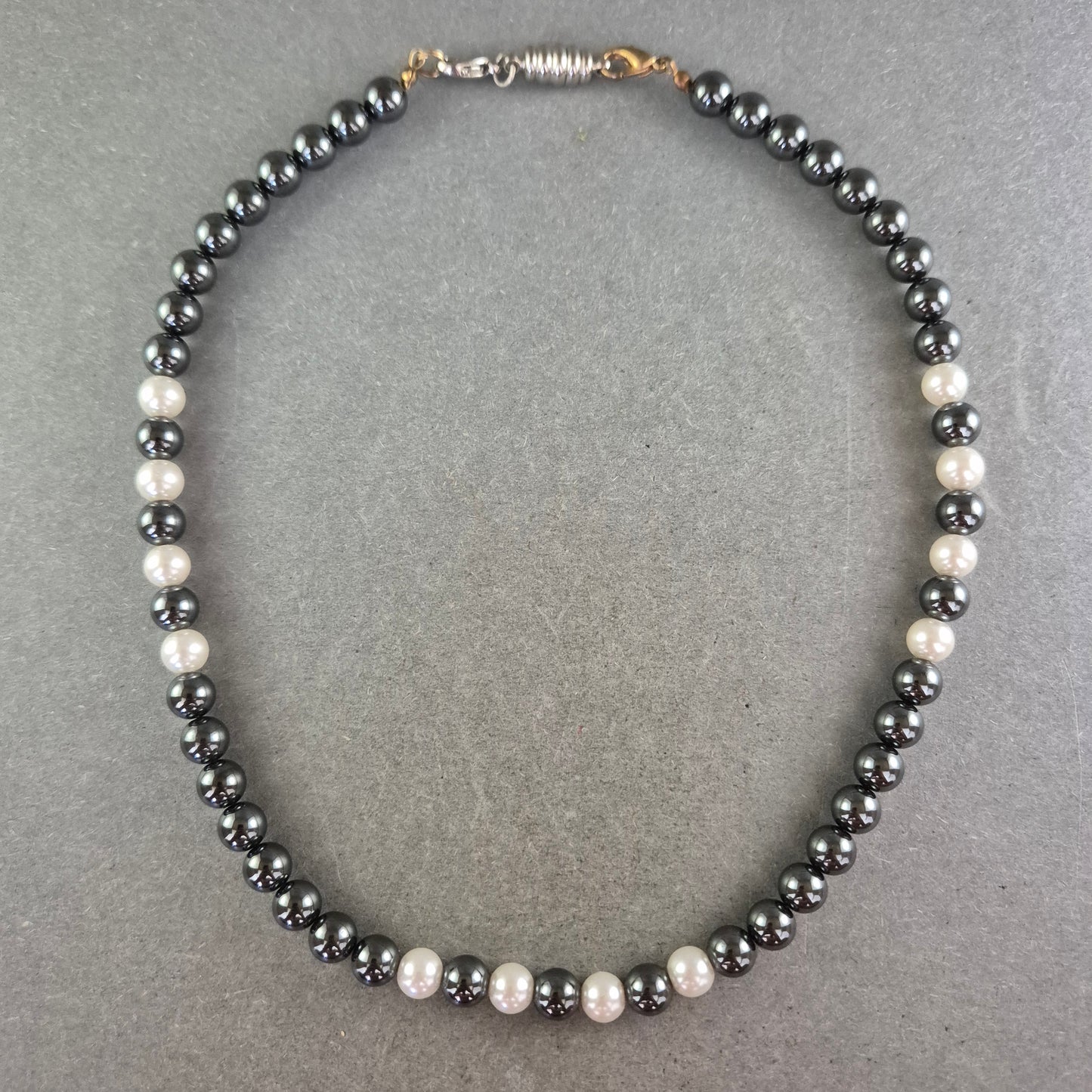 Perlenkette in Schwarz-Weiß Optik – Klassisch mit modernem Kontrast