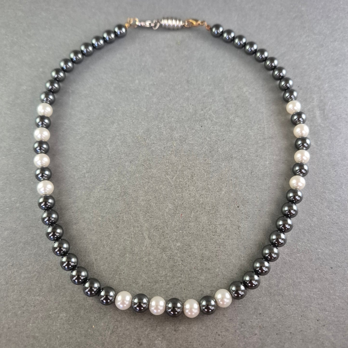 Perlenkette in Schwarz-Weiß Optik – Klassisch mit modernem Kontrast