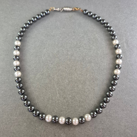 Perlenkette in Schwarz-Weiß Optik – Klassisch mit modernem Kontrast